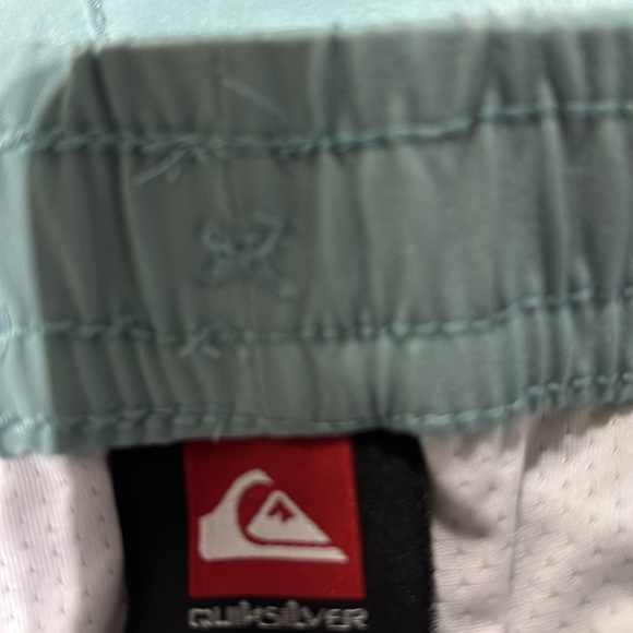 Quicksilver Lined board/swim,elastic drawstring waist,hip pockets,back velcro - Picture 8 of 12